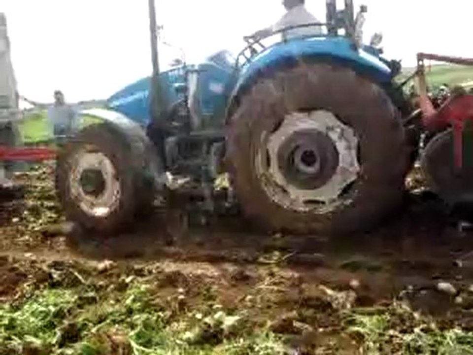 New Holland Td85d kamyon çekiyor