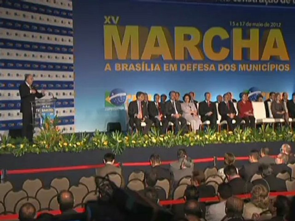Dilma se encontra com 3.500 prefeitos e anuncia ajuda aos municípios- JN