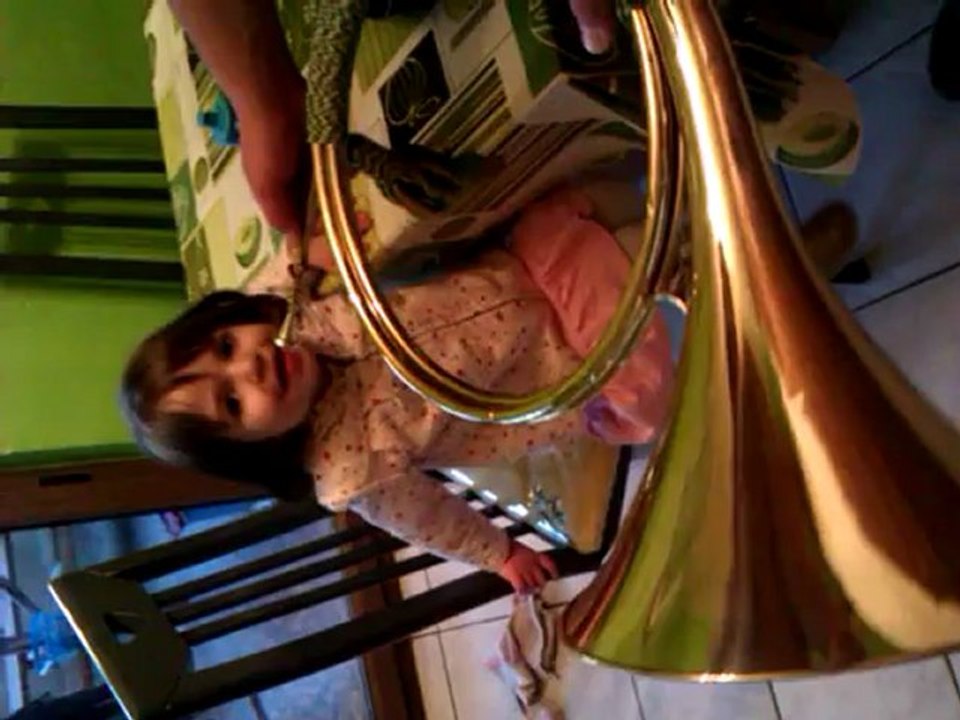 Pearl joue du cor de chasse!