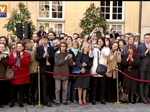 Fillon quitte Matignon après sa passation de pouvoirs avec Ayrault