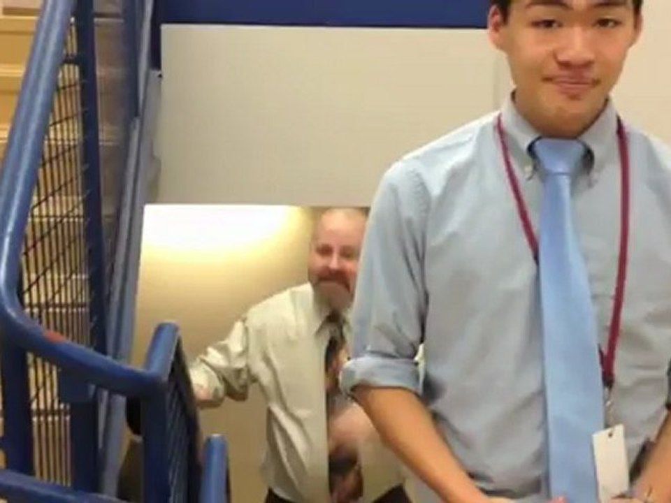 Des professeurs dansent derrière leur élèves