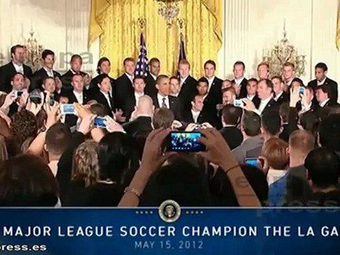 Obama bromea sobre la ropa interior de Beckham