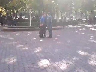 Koleś powala dwóch żołnierzy