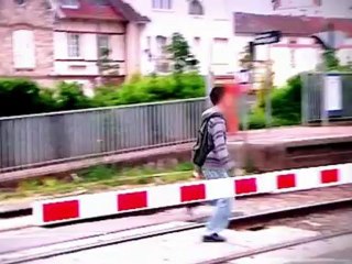 Passages à niveau : Ce qu'il ne faut pas faire : Les imprudences de piétons