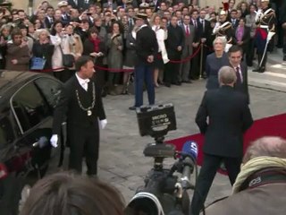 Novo premier da França assume o cargo