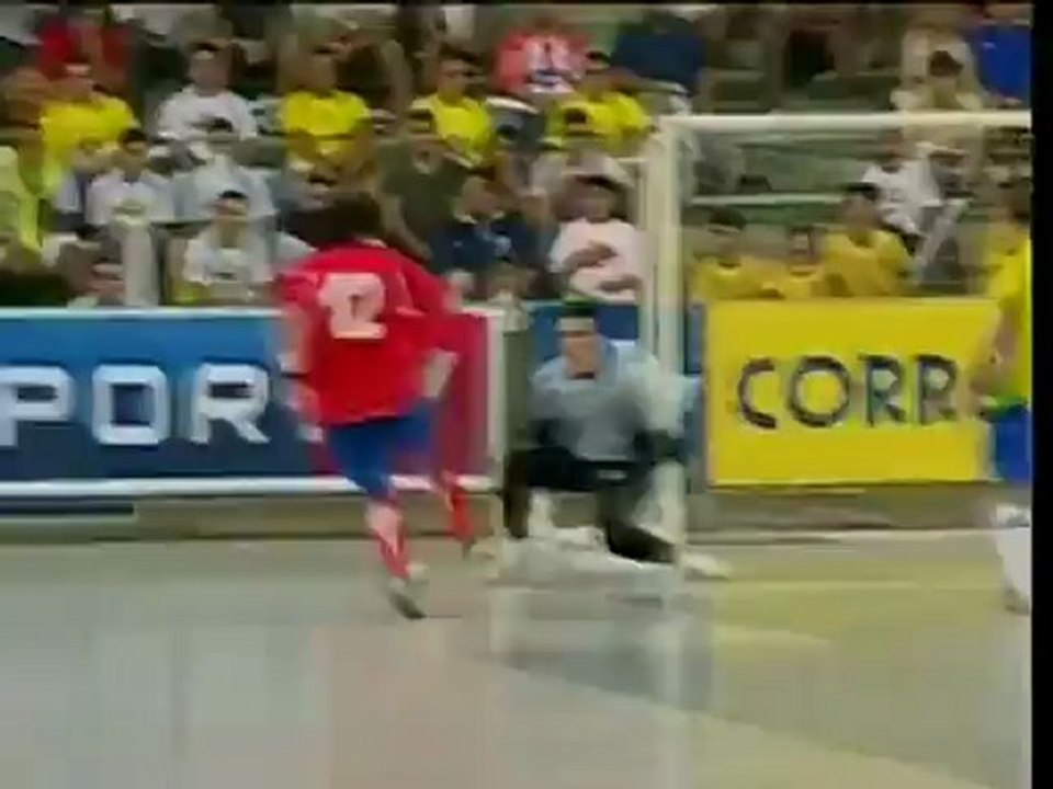 Εκπληκτικό γκολ σε ποδόσφαιρο σάλας!!