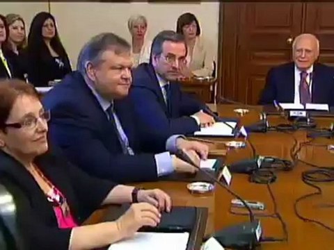 euronewsru - Греки готовятся к новым выборам и забирают деньги из [H.264 360p]