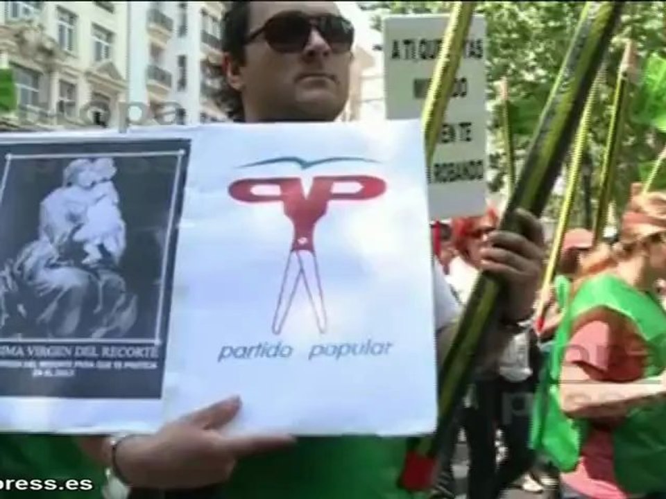 Miles de profesores valencianos contra los recortes