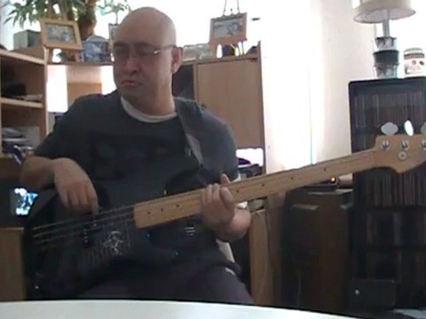 Beat it Michael Jackson basscover Bob Roha