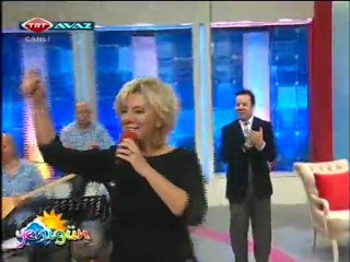 Ayşe İnak Ekiz-Evlerinin Önü Boyalı Direk