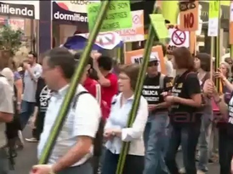 Miles de profesores valencianos contra los recortes