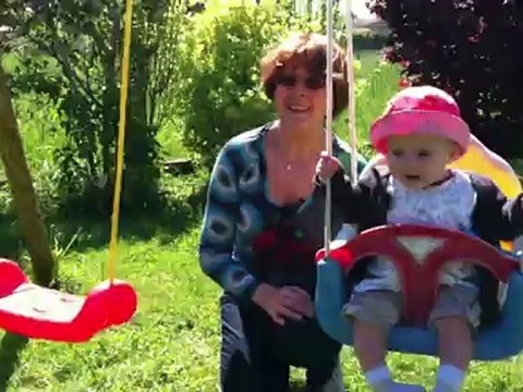 Manon et Flora se balancent