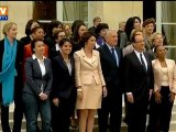 Les nouveaux ministres posent pour la photo de famille du gouvernement