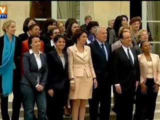 Les nouveaux ministres posent pour la photo de famille du gouvernement