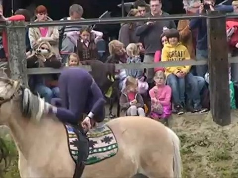 Démonstration de voltige de Clara et Sanaë au Takirou Poney club 17 mai 2012