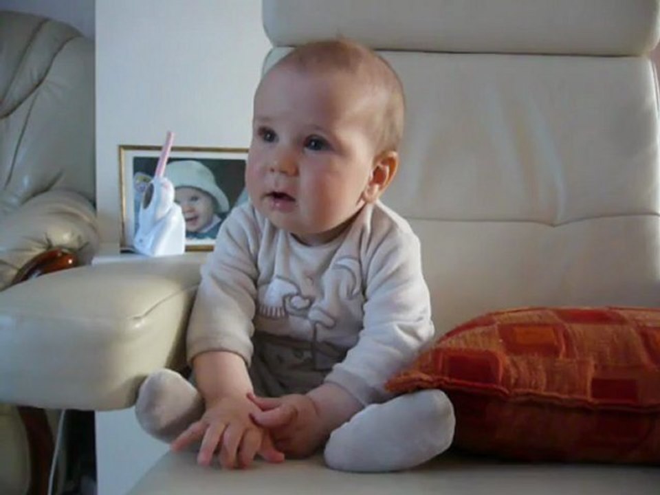 Benjamin  9 mois devant la télé