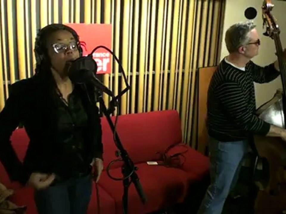 MINA AGOSSI "Red Eyes" live pour OUVERT LA NUIT