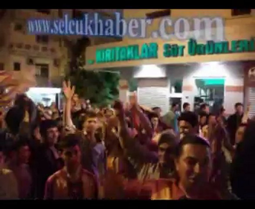 İzmir Selçuk’ta Galatasaray Şampiyonluğunu Kutlamaya Devam Ediyor