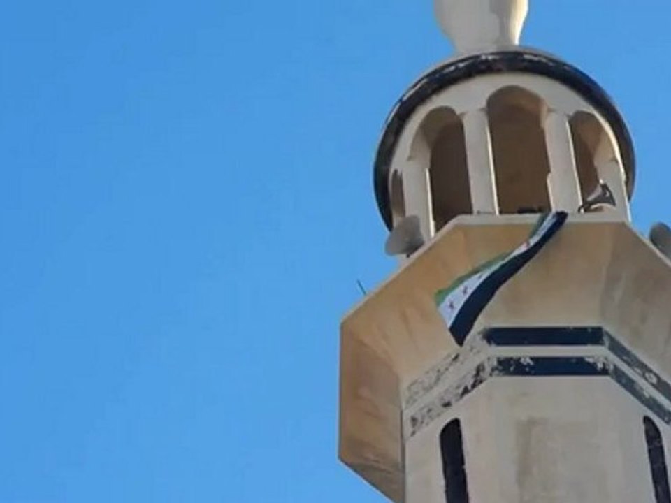 Syria فري برس ريف دمشق رفع علم الاستقلال على مأذنة جامع عمر بن عبد العزيز كتيبة شهداء قدسيا17 5 2012 Damascus