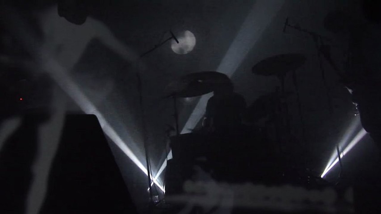 A PLACE TO BURY STRANGERS :: Kortrijk 05 mai 2012