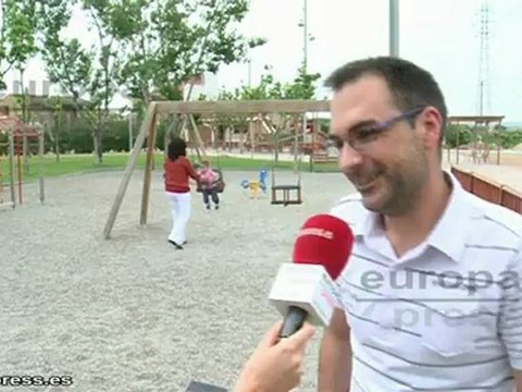 Un niño de Lleida recibe el borrador del IRPF