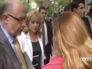 Una mujer aborda en la calle al ministro Montoro