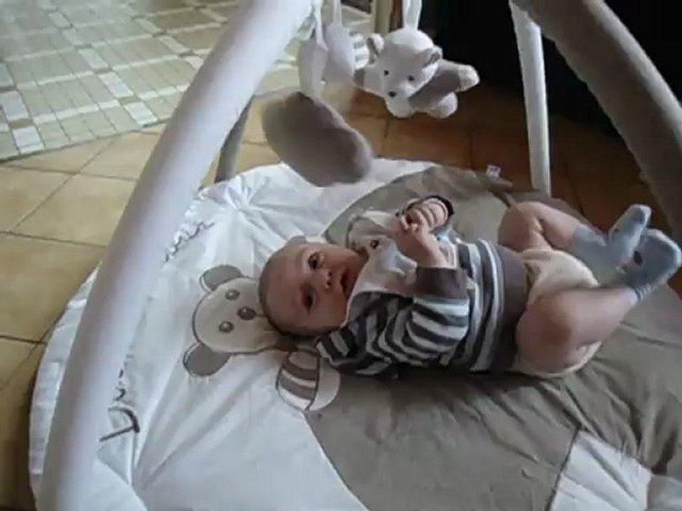 Ethan sur son tapis d'éveil chez mon parrain