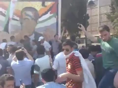 Syria فري برس ‫حلب الجامعة تكسير صنم حافظ في ساحة الجامعة 17 5 2012‬ Aleppo