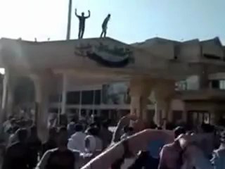 Syria فري برس حلب  تعليق علم الثورة الكبير على باب الجامعة 17 5 2012 Aleppo