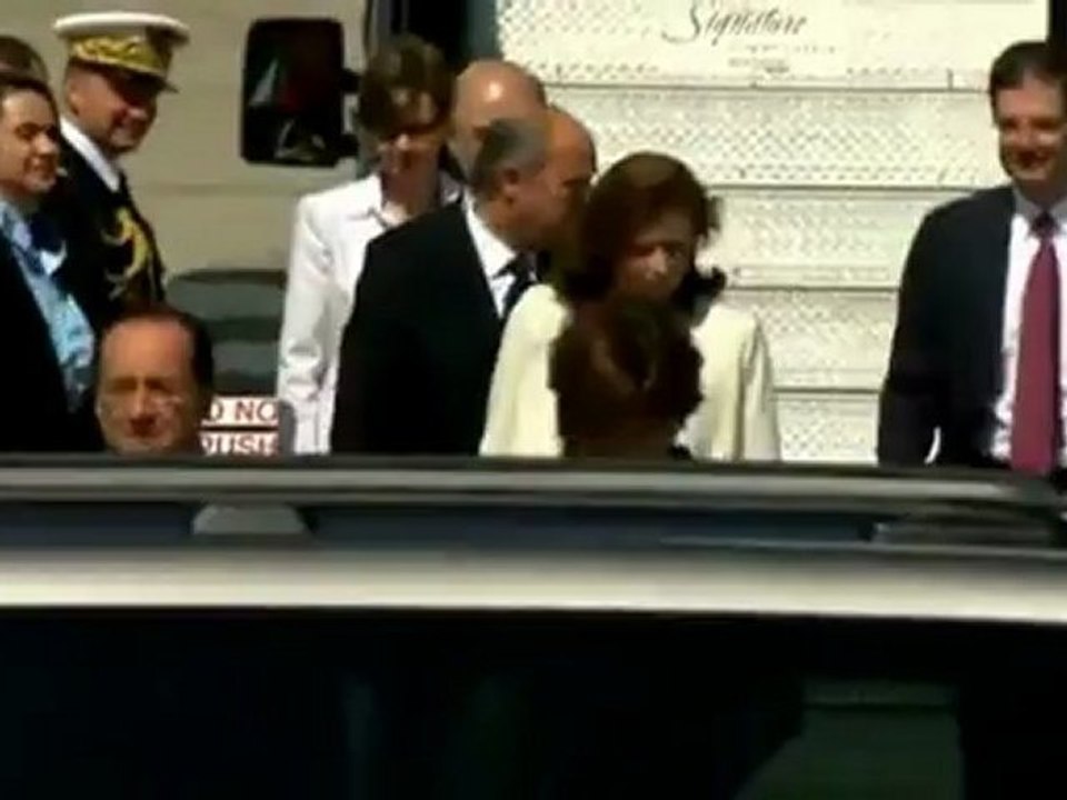 Newly-elected Hollande arrives in U.S.