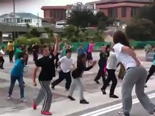 Medio millón de niños intentan batir el Guinness en baile multitudinario