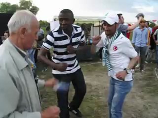 nihat amca şenliklerde somalililerle -2