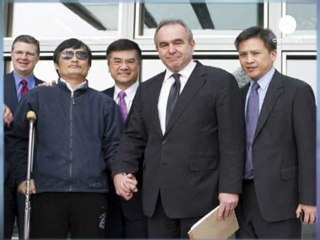 Çinli muhalif havaalanında bekliyor