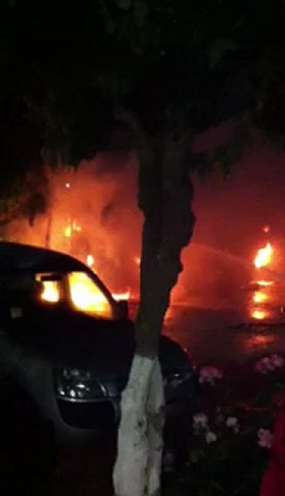 Το πούλμαν του Ολυμπιακού τυλίγεται στις φλόγες