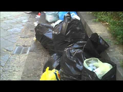 Aversa - Sporcizia in Piazza Vittorio Emanuele (21.05.12)