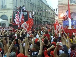 Arrivée du bus à impériale avec les joueurs du stade de Reims
