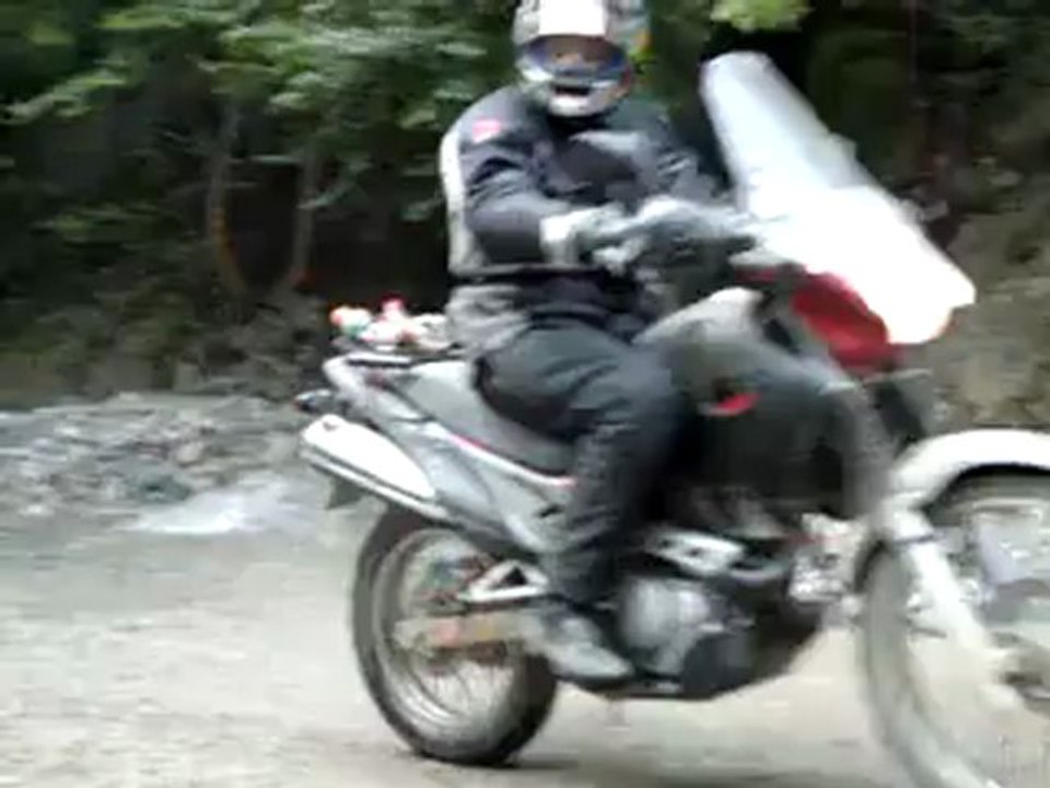 Esquel Los Alerces cruzando aguita Ch y Cr