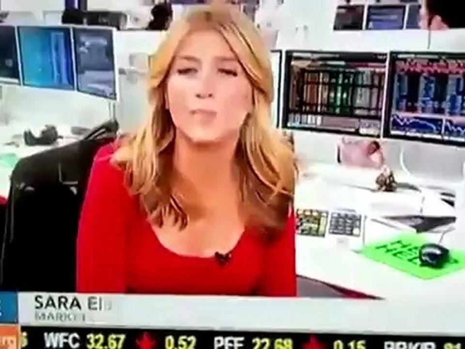 Jornalista é pega com a saia levantada ao vivo na TV__