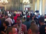 Les joueurs du Stade de Reims reçoivent   la médaille de la ville  de Mme la maire Adeline Hazan