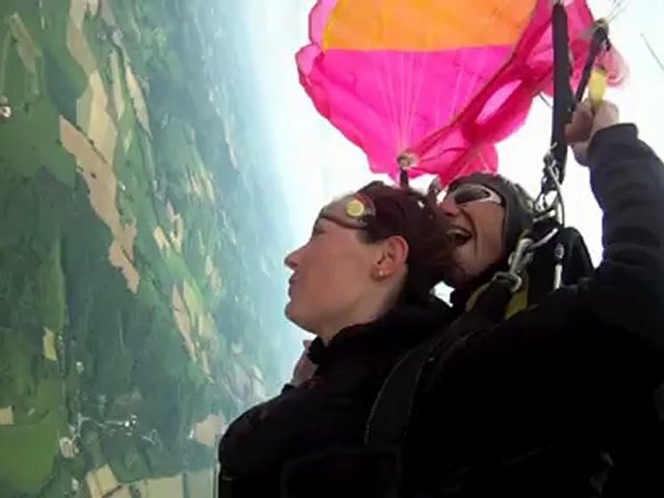 Charlotte saute en parachute tandem avec Go-parachutisme