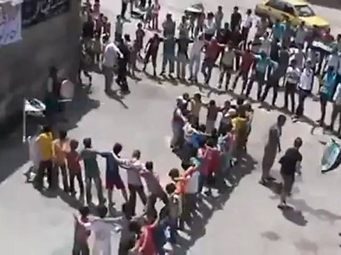 Syria فري برس حماه المحتلة اطفال باب قبلي يرسمون كلمة حلب بأجسادهم 19 5 2012 Hama