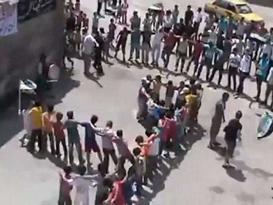 Syria فري برس  حماه المحتلة اطفال باب قبلي يرسمون كلمة حلب بأجسادهم 19 5 2012 Hama