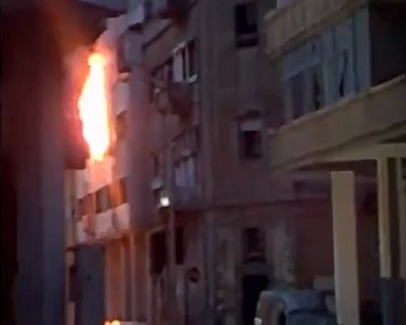Syria فري برس حمص جورة الشياح إحتراق أحد بيوت المدنيين في وجه الصباح 19 5 2012 Homs