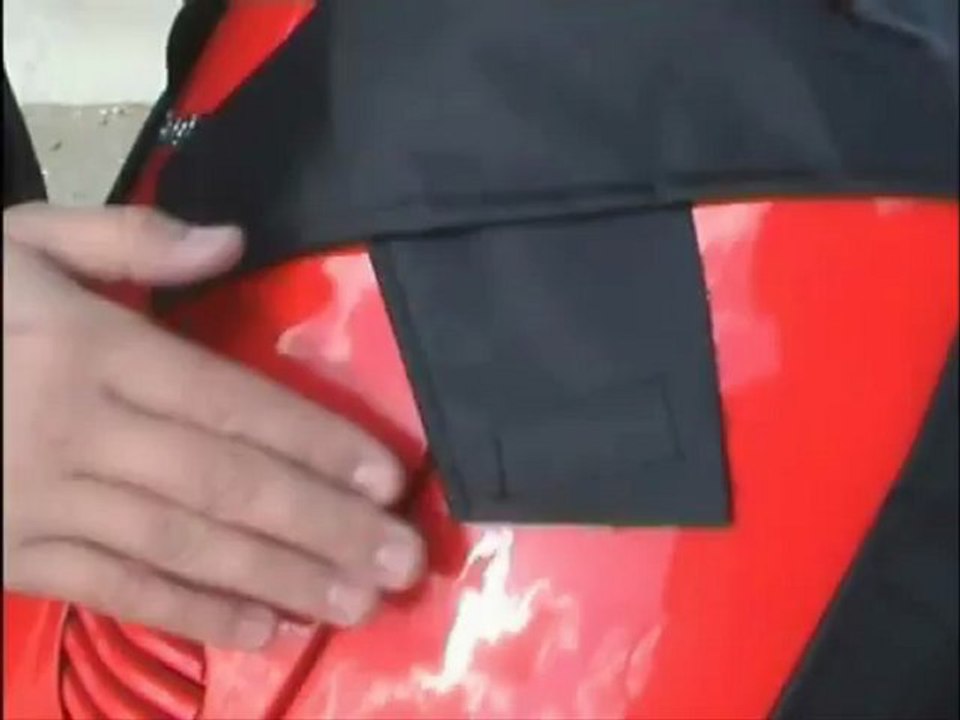 01 DE Froggy Rider Tab Anbringung der Beindecke am Roller