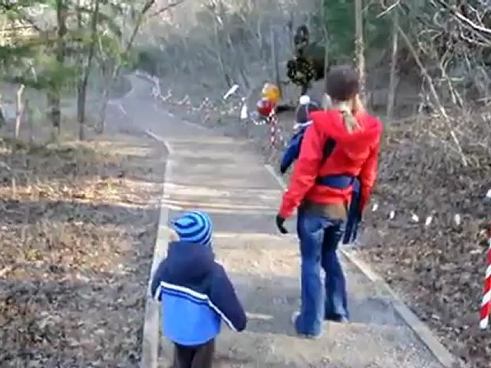 un enfant et un dinosaure dans la nature