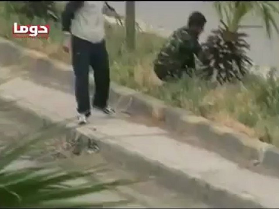 Syria فري برس  ريف دمشق دوما هااااام كشف عصابة الاسد وهي تزرع اللغم   19 5 2012 Damascus