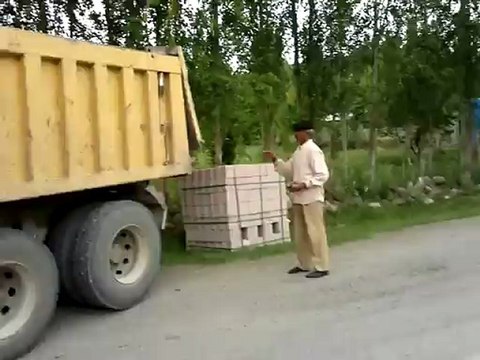 HAKVEYİS MEZARLIĞI MUHTARIMIZ AHMET ŞEK BELEDİYEDEN KUM GETİRTTİ.