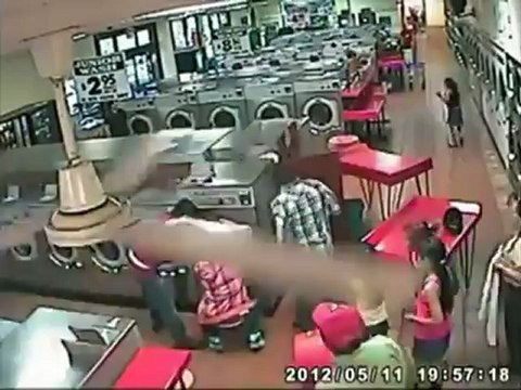 Enfant dans une machine à laver