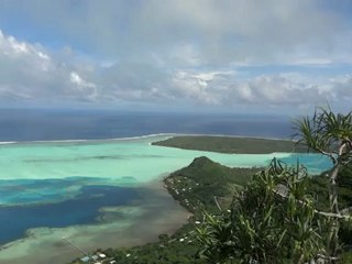 Vue du Mont TE URU FAATIU sur le lagon de l'île de MAUPITI