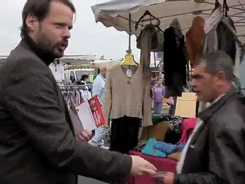 Le Front de Gauche en action, François Delapierre fait son marché .